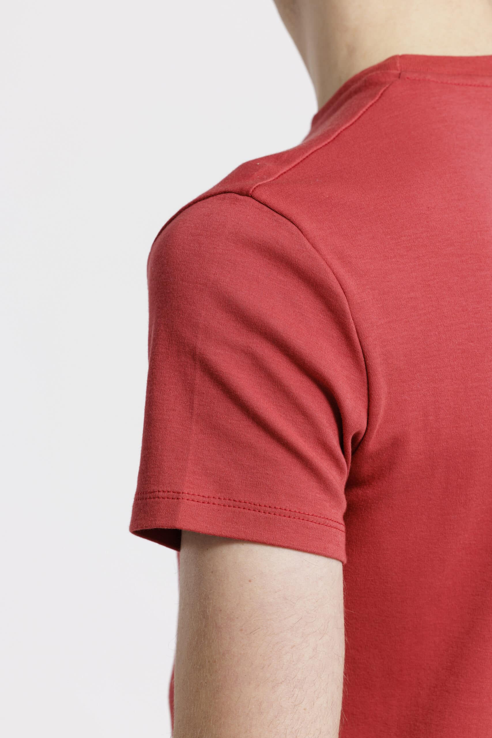 T-shirt homme épaule rouge nacarat