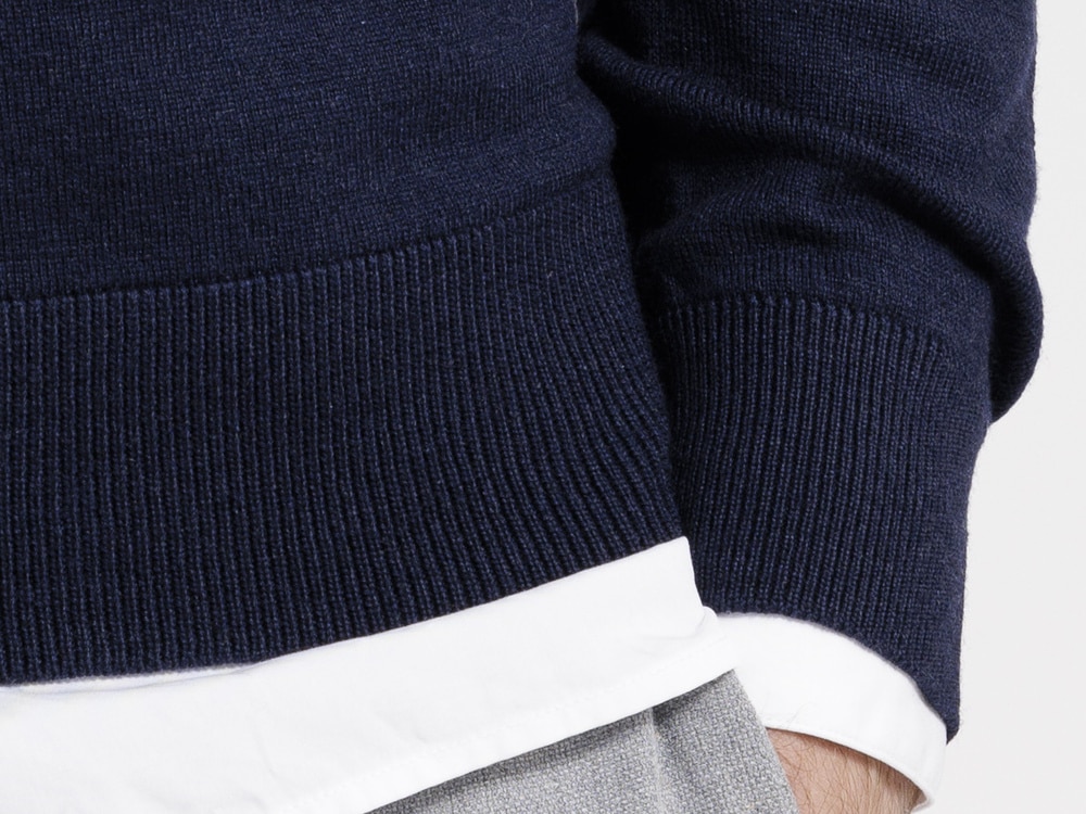 Pull homme bleu marine détail manche